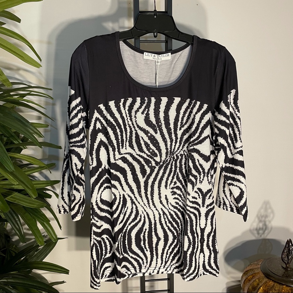 Lily & Taylor Black/Ivory knitted Embellished Blouse